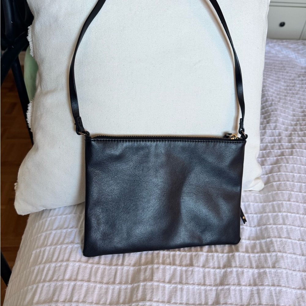 Classic Black Leather Crossbody Bag - Minimalist Design